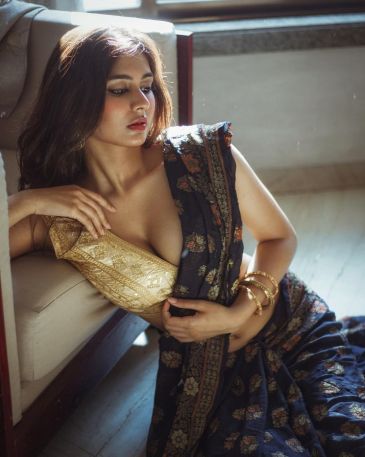 Sania Sandhu Busty Model