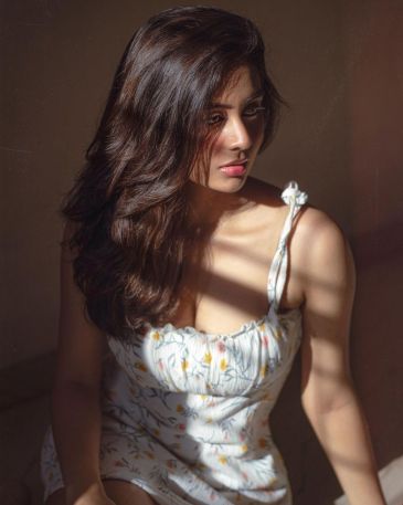 Sania Sandhu Busty Model